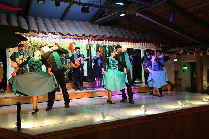 Private Tour: Santiago at Night with Dinner and Show