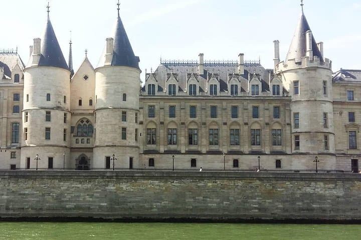 Notre Dame & Ile de la Cité Private 2-Hour Walking Tour in Paris