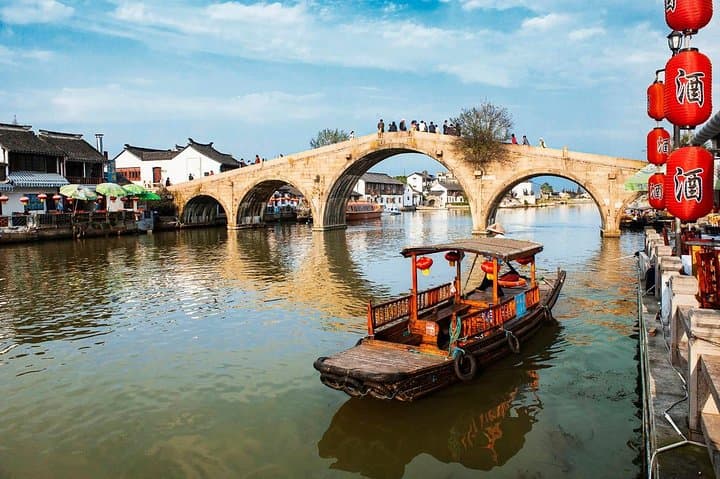 Small group: Shanghai Private tour with Zhujiajiao Water Town and Shanghai Tower