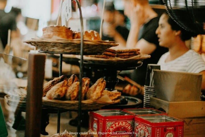 Old Montreal: Private History Walking Tour with Tastings