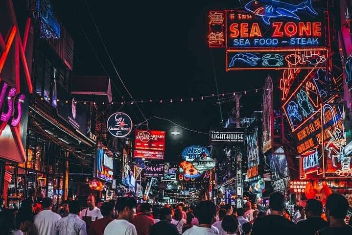 Central Thailand Walking Tour and visit Temple at Bangkok