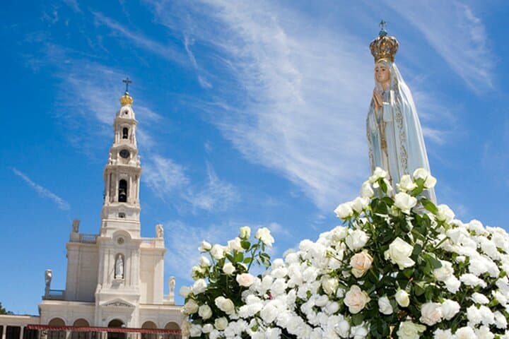 Faith and Heritage: Fátima, Batalha, Nazaré, Óbidos from Lisbon